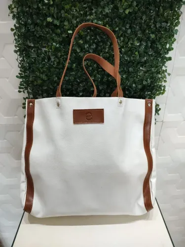 Bolsa branca com detalhes marrom