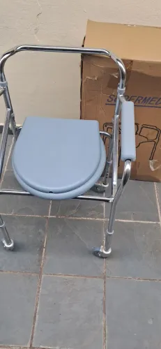 Cadeira de banho com assento sanitário