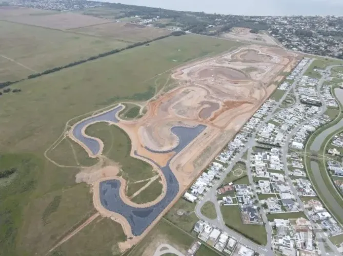 Terreno À Venda Fundo Lago Condomínio ISLA - Altos do Laranjal