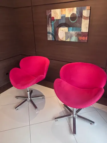 Poltrona vermelha confortável tulipa