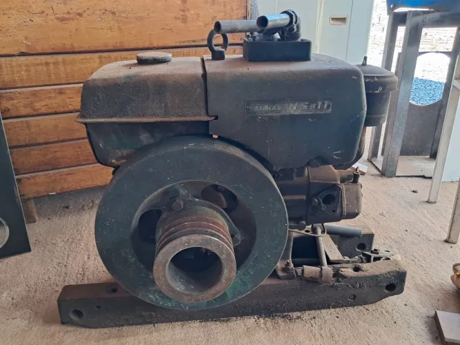 Vendo motor estacionário yamar, precisa fazer ele funcionar. Deve ser a bombinha!