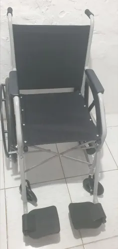 Vende-se cadeira de rodas nova, nunca usada.