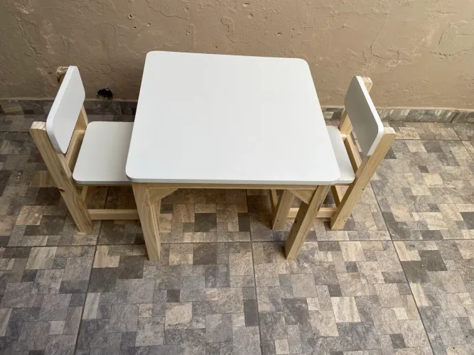 Mesa infantil com baúzinho