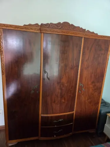 Guarda-Roupa Antigo em Ótimo estado! Medindo 1,50comp x 1,83alt x 0,55 prof