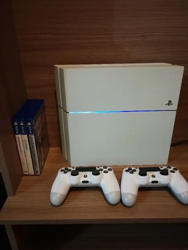 PlayStation 4 + 2 controles + 3 jogos