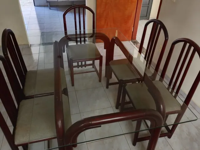 Mesa em mogno com 4 cadeiras com tampo de vidro em bom estado (1,00 x 1,40)