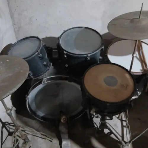 Vendo uma bateria acústica