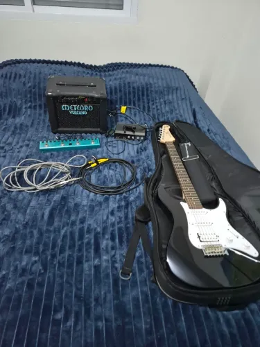 Kit guitarra yamaha, amplificador meteoro, pedaleira de efeitos tank g, cabos