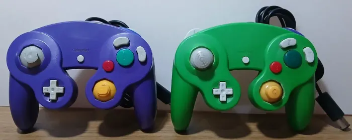 Par controle com fio gamecube e wii roxo e verde (sem teste)