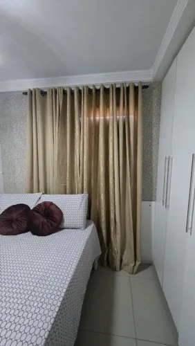 Cortinas em linho acetinado intactas
