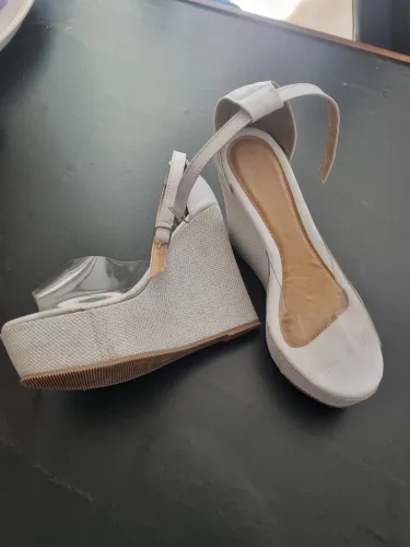 Sandália Anabela semi nova, n. 36,  branca
