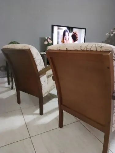 Duas cadeiras estofadas