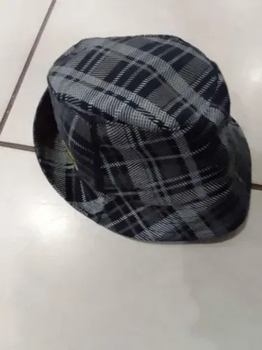 Chapeu em tecido xadrez sem uso 