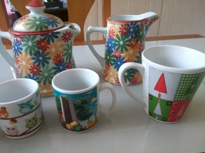 CONJUNTO DE 1 BULE, 1 LEITEIRA E 3 CANECAS DE PORCELANA COLORIDAS . ANOS 60.