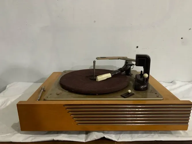 Radio vitrola com gabinete em madeira