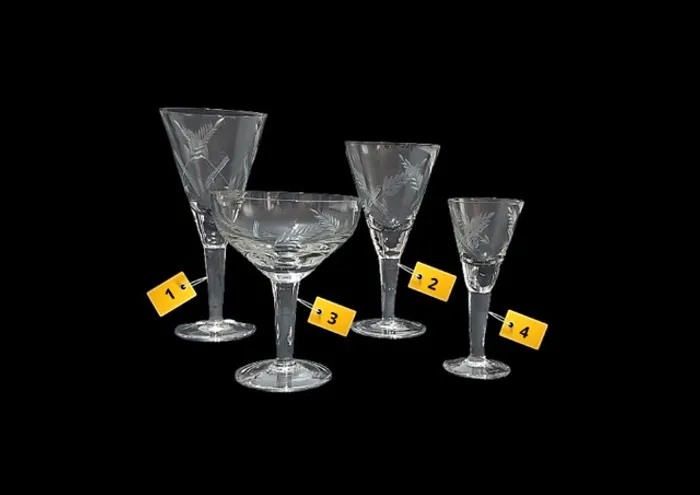 Conjunto de copos e taças de cristal lapidado
