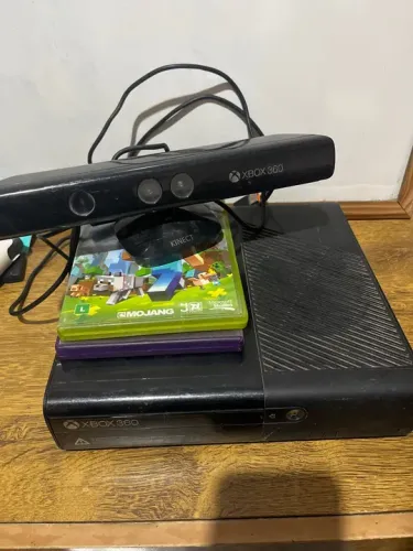 Xbox 360 com 3 jogos (Minecraft, Adventure e Sports) com aparelho sensorial.