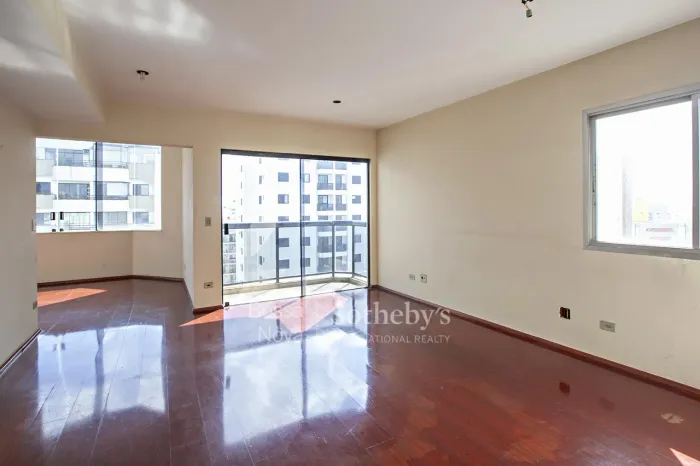 Cobertura duplex com piscina e vista ampla próxima ao metrô em Perdizes
