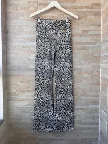 calça flare estampada, tamanho P.