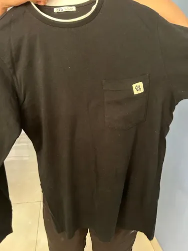 Camiseta Zara Preta com Detalhe Branco