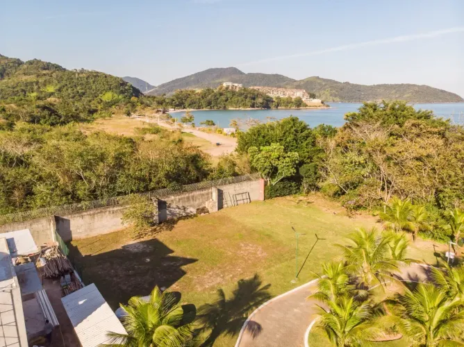 Propriedade pé na areia em condomínio fechado