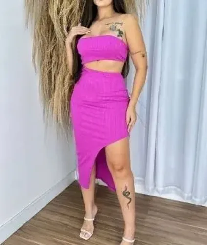 vestido longo com fenda lateral