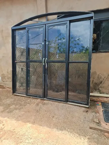 PORTA E JANELA DE FERRO