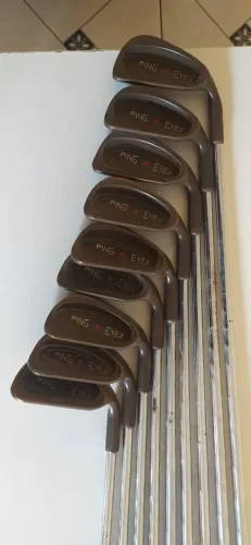 Coleção com 32 tacos de golfe com marcas variadas, bolsas, bolas e acessórios