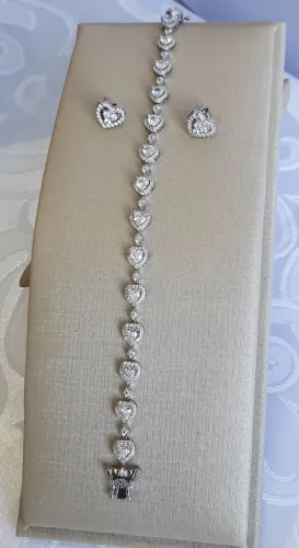 Conjunto de Brinco e Pulseira prata 925 com banho de ródio cravejadas na zircônea.  