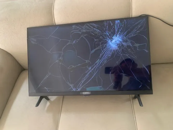 TV com tela quebrada - Para retirada de peças