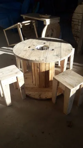 Conjunto de mesa e banquetas de madeira rústica