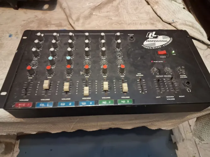 Mesa de som 8 canais nao sei se funciona. Precisa de reparos
