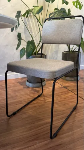 Cadeira moderna com design elegante e confortável estilo industrial