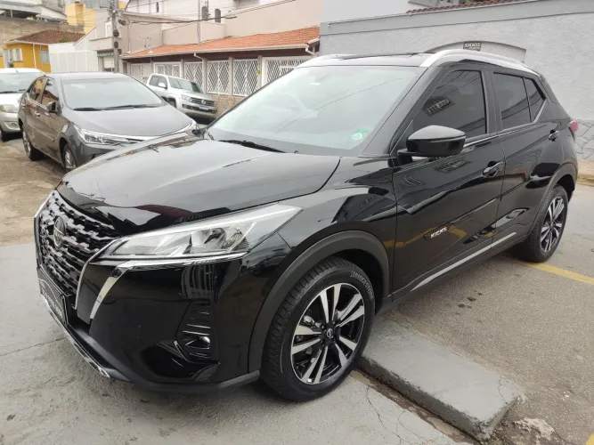 NISSAN KICKS COM 10.000 KM. ÚNICO DONO. NA GARANTIA.