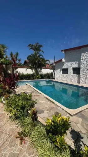 CASA COM 5 QUARTOS SENDO 1 SUÍTE COM PISCINA E CHURRASQUEIRA