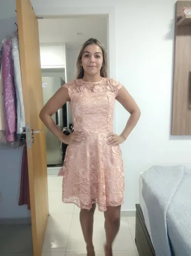 Vestido de renda rosa elegante