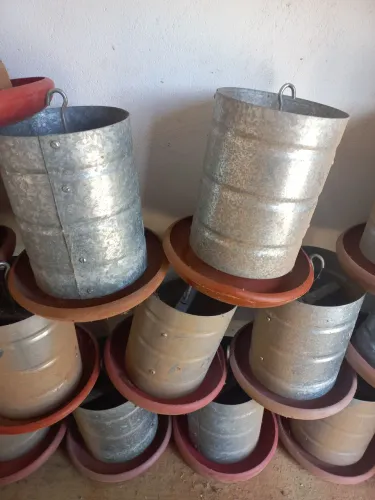 VENDO: Comedouros e Bebedouros para Aves - Oportunidade Única! ?