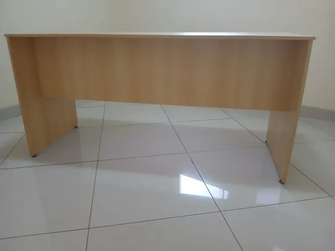 Vendo escrivaninha de madeira cor marfim