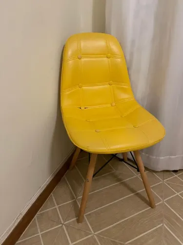 Cadeiras amarelo estofada