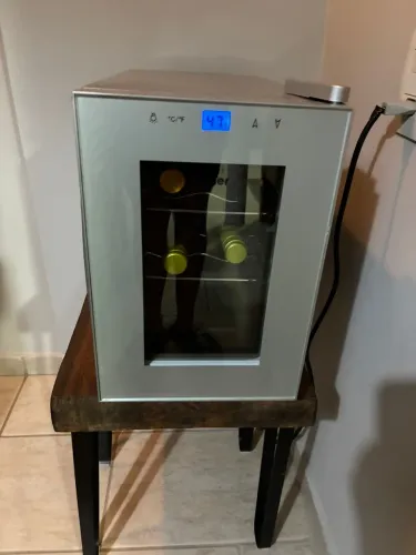 Adega pouco usada 6 garrafas 