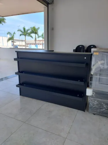 Balcão em L com expositores 100% mdf