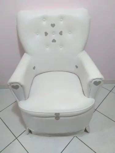 Poltrona de Amamentação Branca  com detalhes em creme.