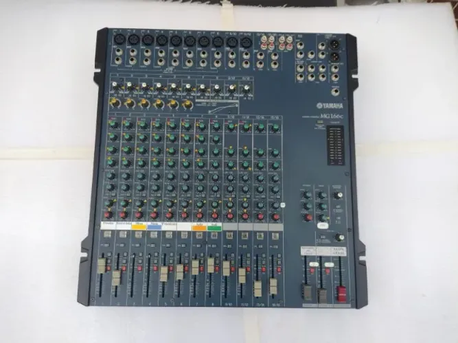 Mesa de som Yamaha modelo MG 166c