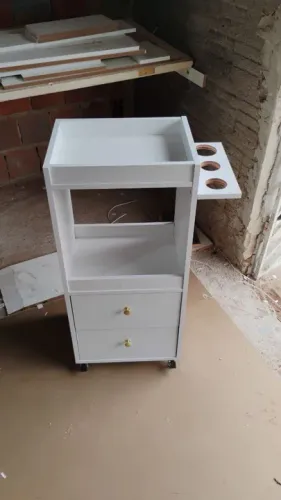 Mesa auxiliar branca com 2 gavetas e porta-objetos