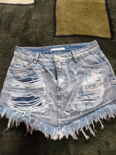 Saia jeans destroyed com barra desfiada, LANÇA PERFUME