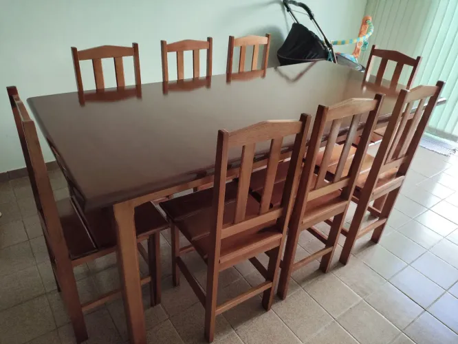 MESA DE MADEIRA COM 8 CADEIRAS NOVA