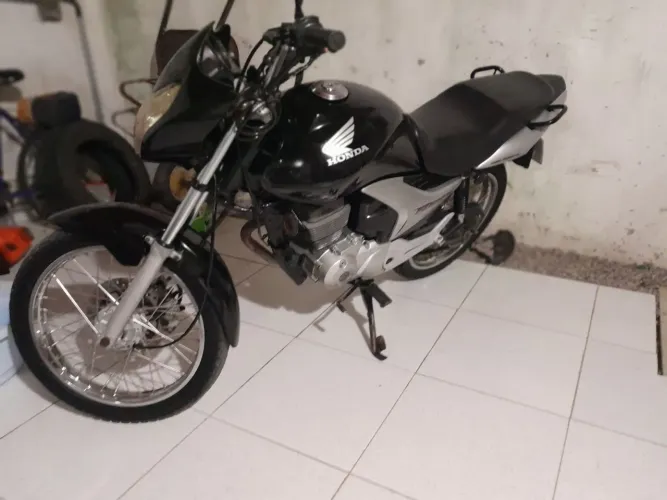 Vende-se titan cara de gato 2009