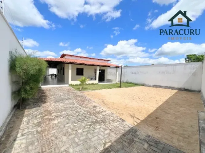 Vendo casa com quatro quartos em Paracuru.