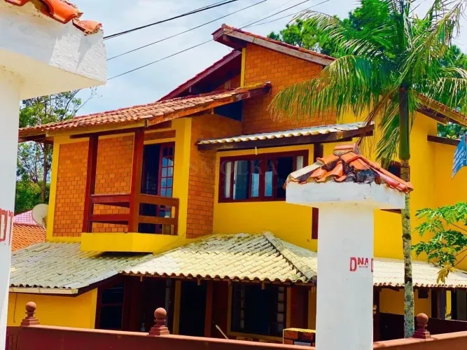 Casa à venda com 7 dormitórios sendo um uma suíte, no bairro Ribeirão da Ilha, Florianópol