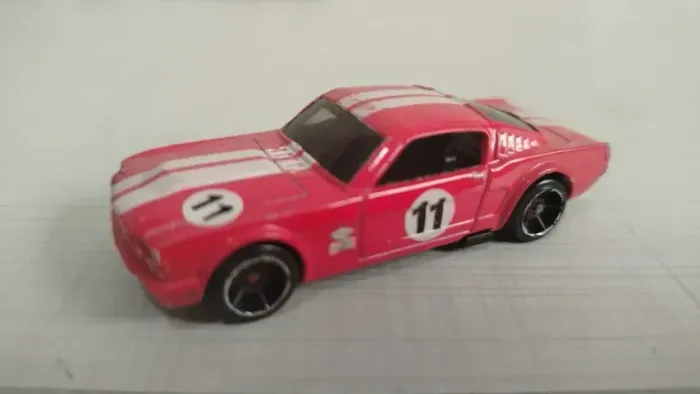 Miniatura '65 Ford Mustang Fastback Hot Wheels 1/64 Vermelho
